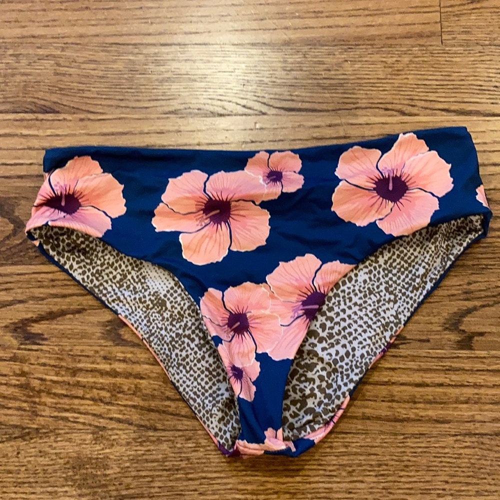 Acacia Medium Atlanta Hibiscus Bottoms